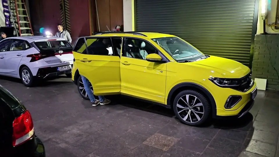 Still from the video: Casting: vehicle mechatronics & car inspectors